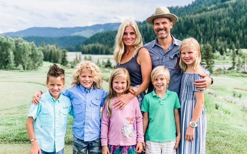 photo of family: mom, dad, and 5 kids, mountains in the background